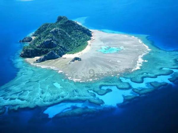 海军司令太累在椅子上睡着，一小兵为他盖上被子，从此改变了一生