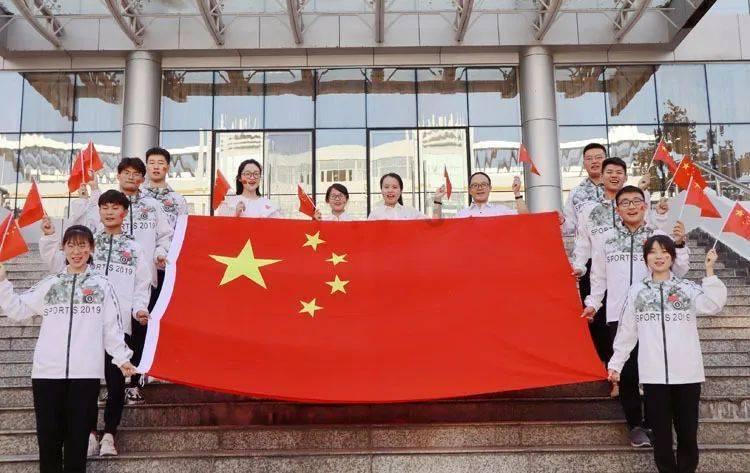 5球惨败,76岁霍奇森场边呆立望着来客场支持自己的球迷