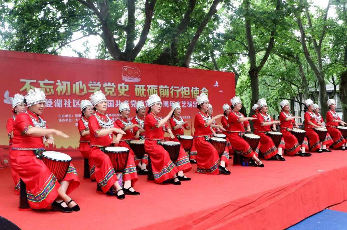 孩子在学校骨折，保险赔偿金为什么要给监护人，孩子是爷爷奶奶在带，爷爷奶奶没有什么保护吗？游戏画面
