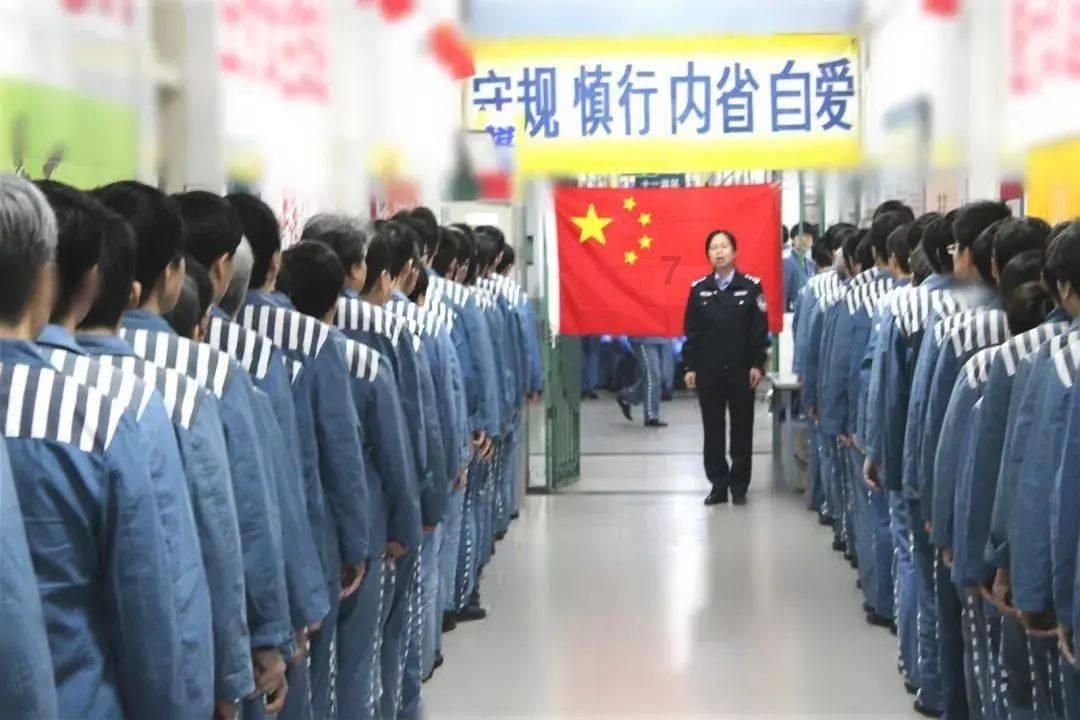 粉色上衣搭黑色牛仔短裤,时尚休闲超耐看,美丽大方显身材,你心动了吗?-你的全能有问必答平台