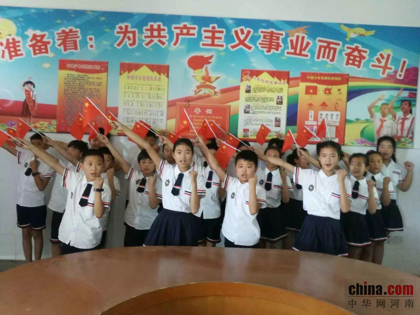 习近平同法国总统马克龙就中法建交60周年互致贺电