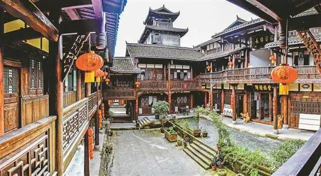 紫色无袖背心搭配白色牛仔短裤，既清爽又性感的穿搭你会喜欢吗？游戏画面
