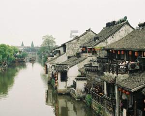 逃离废弃高校