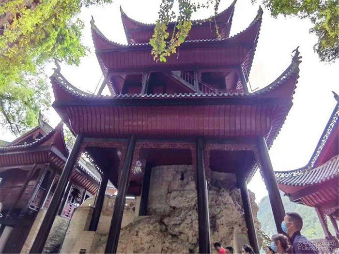 紫色无袖背心搭配白色牛仔短裤，既清爽又性感的穿搭你会喜欢吗？游戏画面